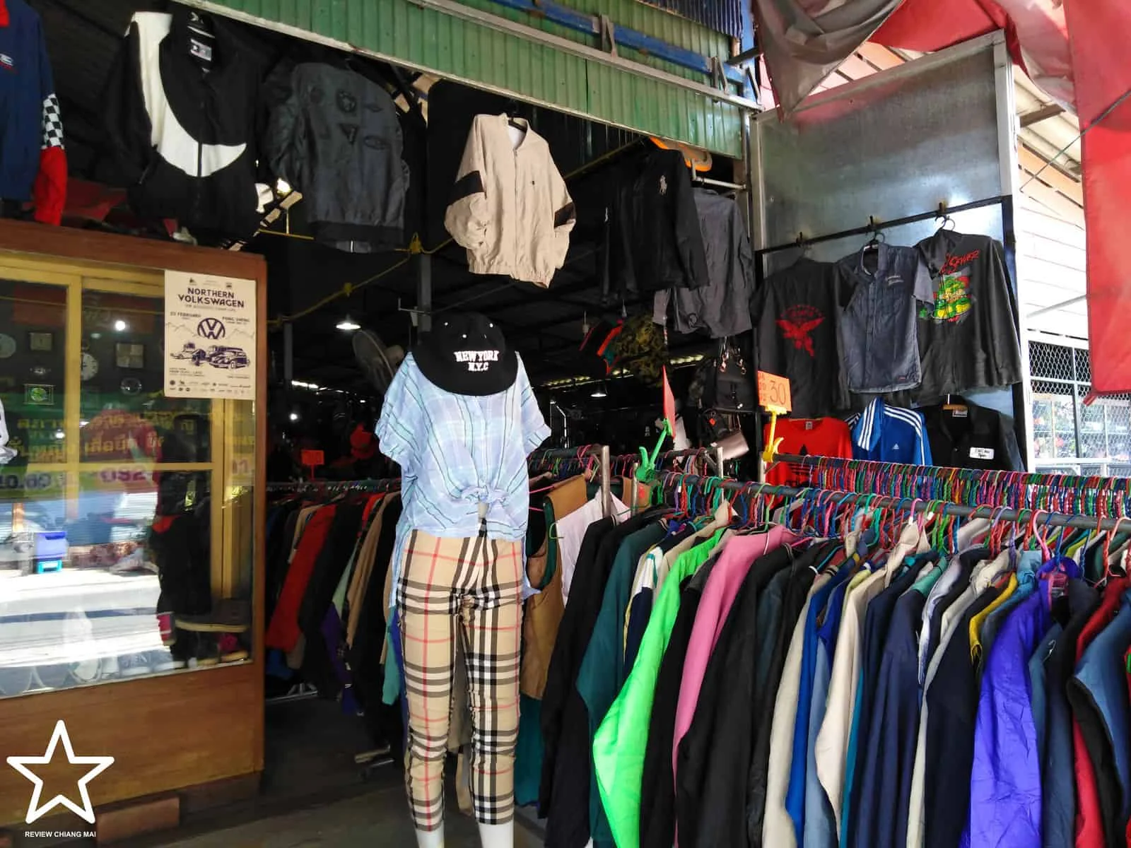 ร้านเสื้อผ้ามือสอง