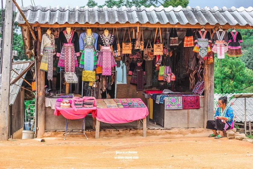 ร้านขายเสื้อผ้าของที่ระลึกข้างในหมู่บ้าน 