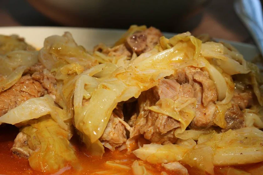 กะหล่ำปลีอบซี่โครงหมู