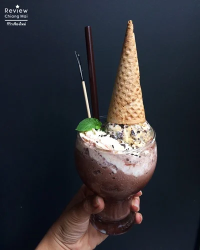 ไอติมกลับหัววางบนโกโก้เย็นสั่งมาถ่ายรูปเช็คอินก่อนกิน รับรองว่ายอดไลด์เพียบ