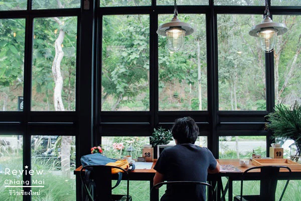 นั่งทำงานและชมธรรมชาติในห้องที่ตกแต่งสไตล์ Loft 