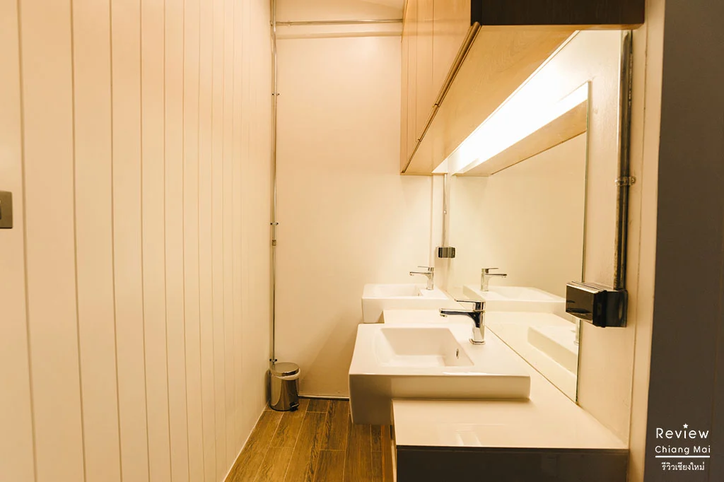 Bed Addict Hostel x Cafe