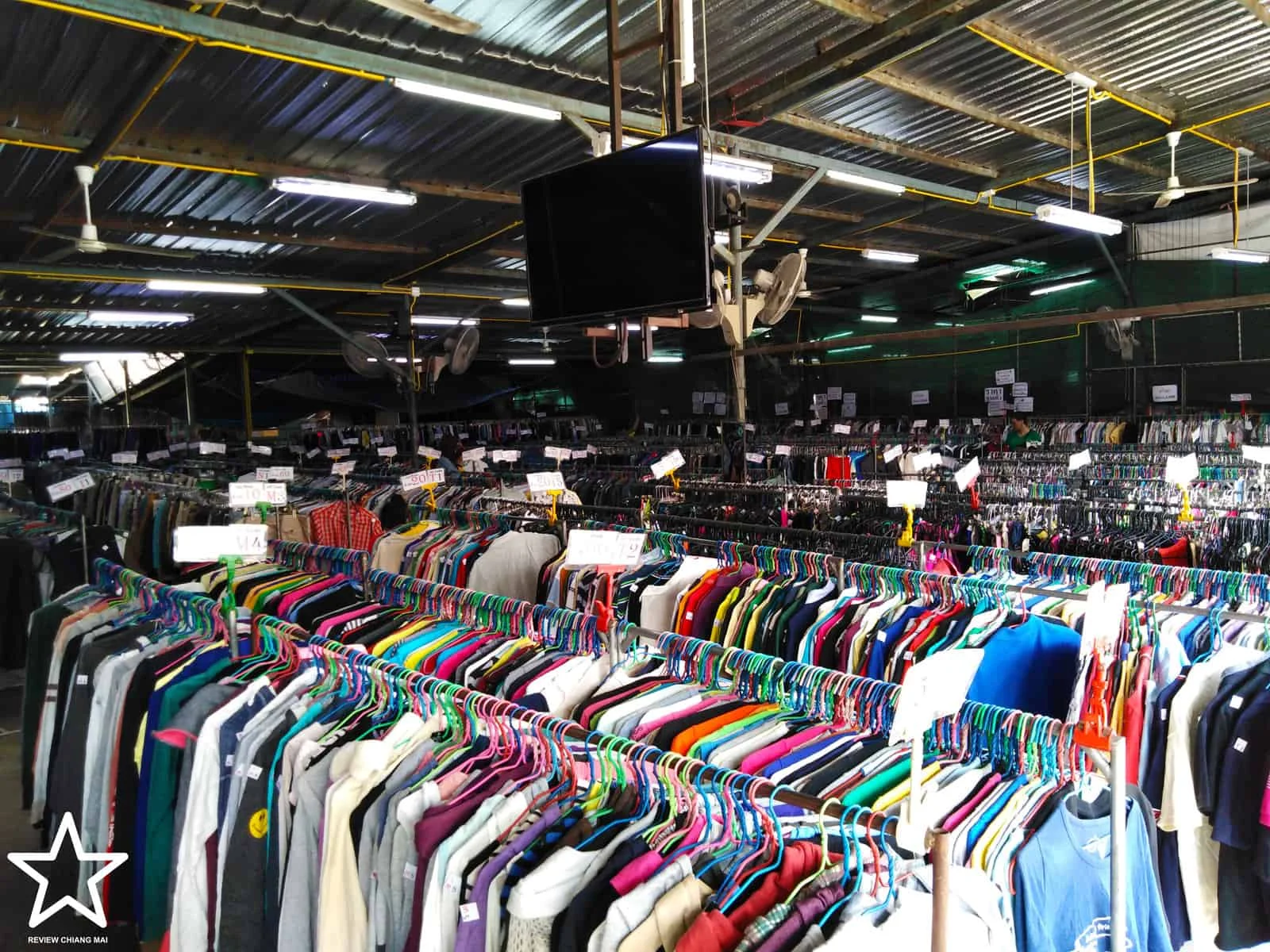 ร้านเสื้อผ้ามือสอง
