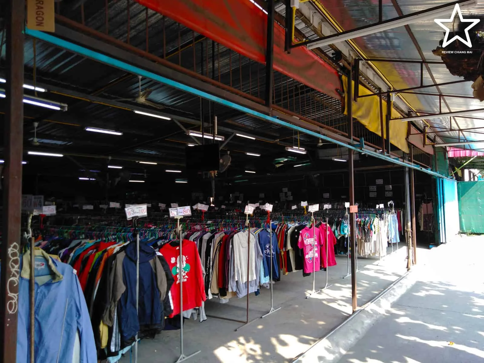 ร้านเสื้อผ้ามือสอง