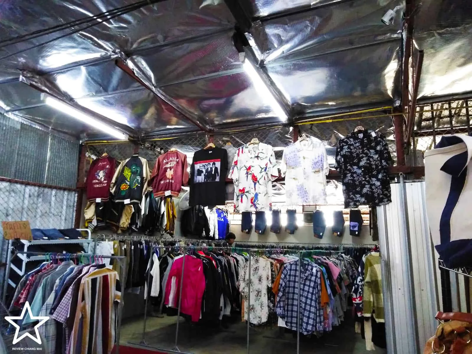 ร้านเสื้อผ้ามือสอง