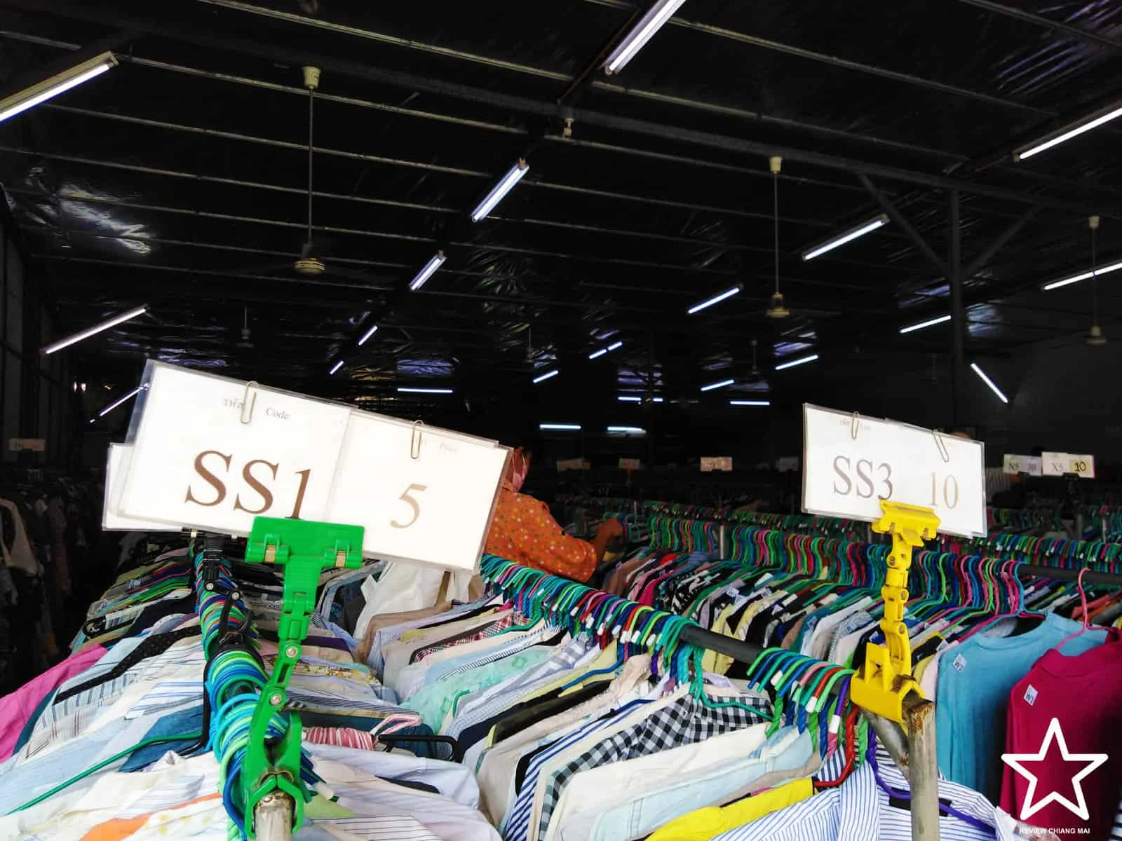 ร้านเสื้อผ้ามือสอง