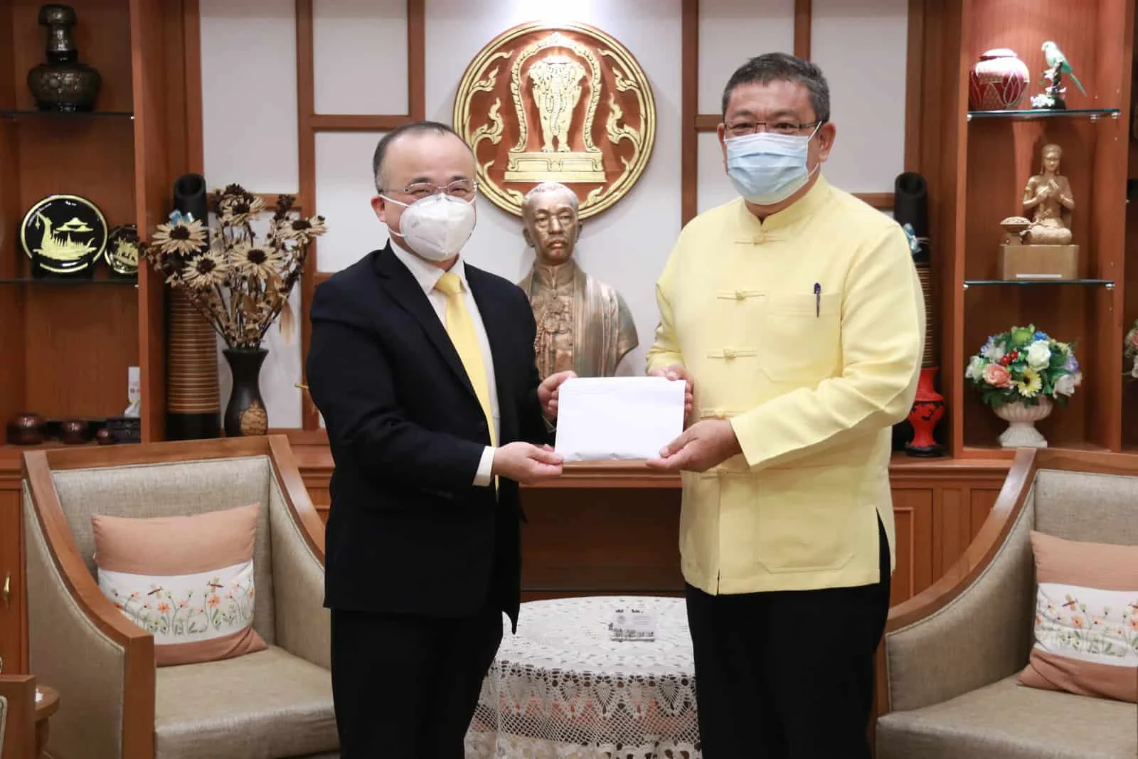 chiangmai-chineseconsulate-donate-money chiangmai-chineseconsulate-donate-money