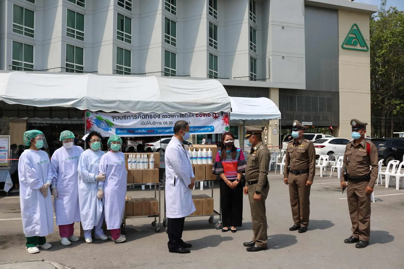 police-donate-equipment-covid19-to-hospital police-donate-equipment-covid19-to-hospital