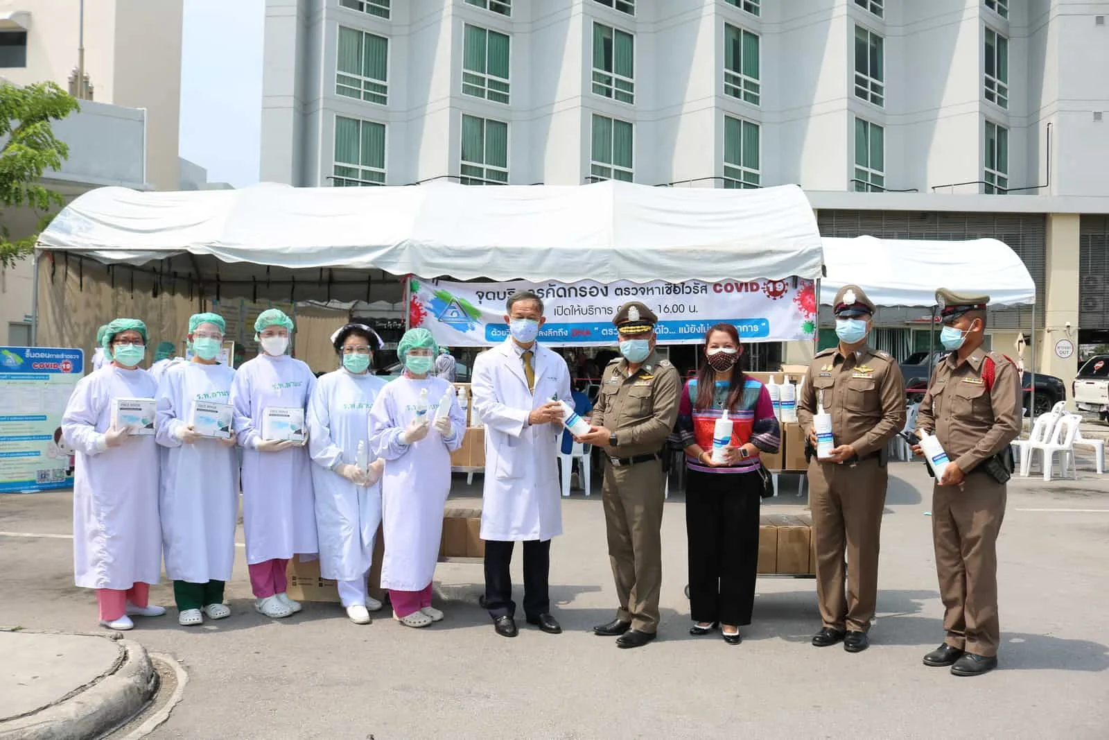 police-donate-equipment-covid19-to-hospital police-donate-equipment-covid19-to-hospital