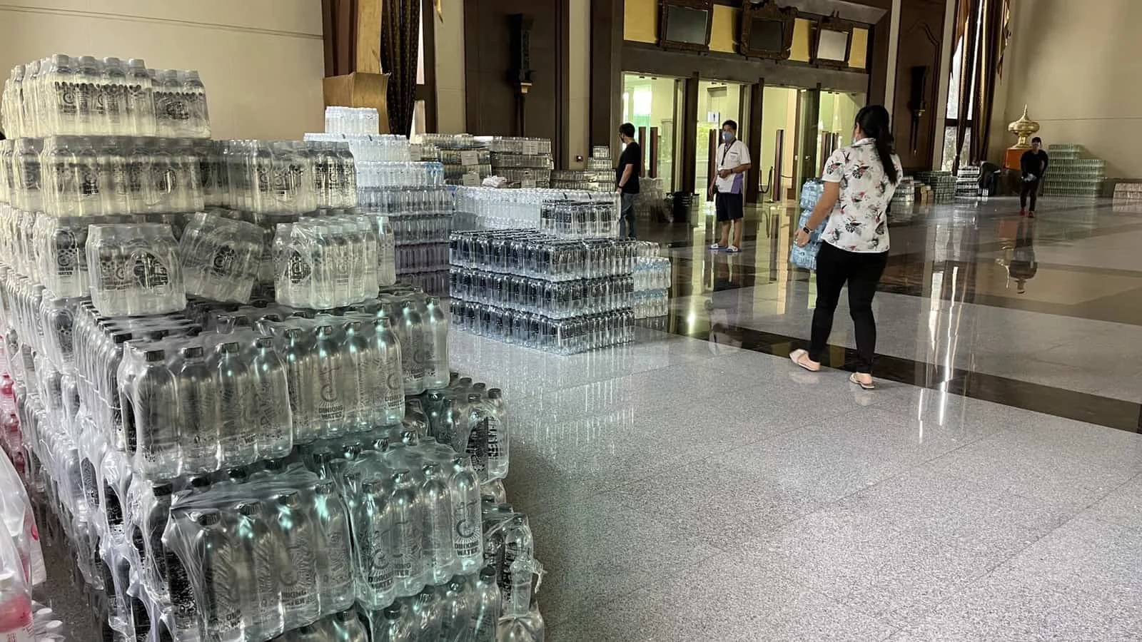 chiangmai-donate-water-stuff-covid19 chiangmai-donate-water-stuff-covid19