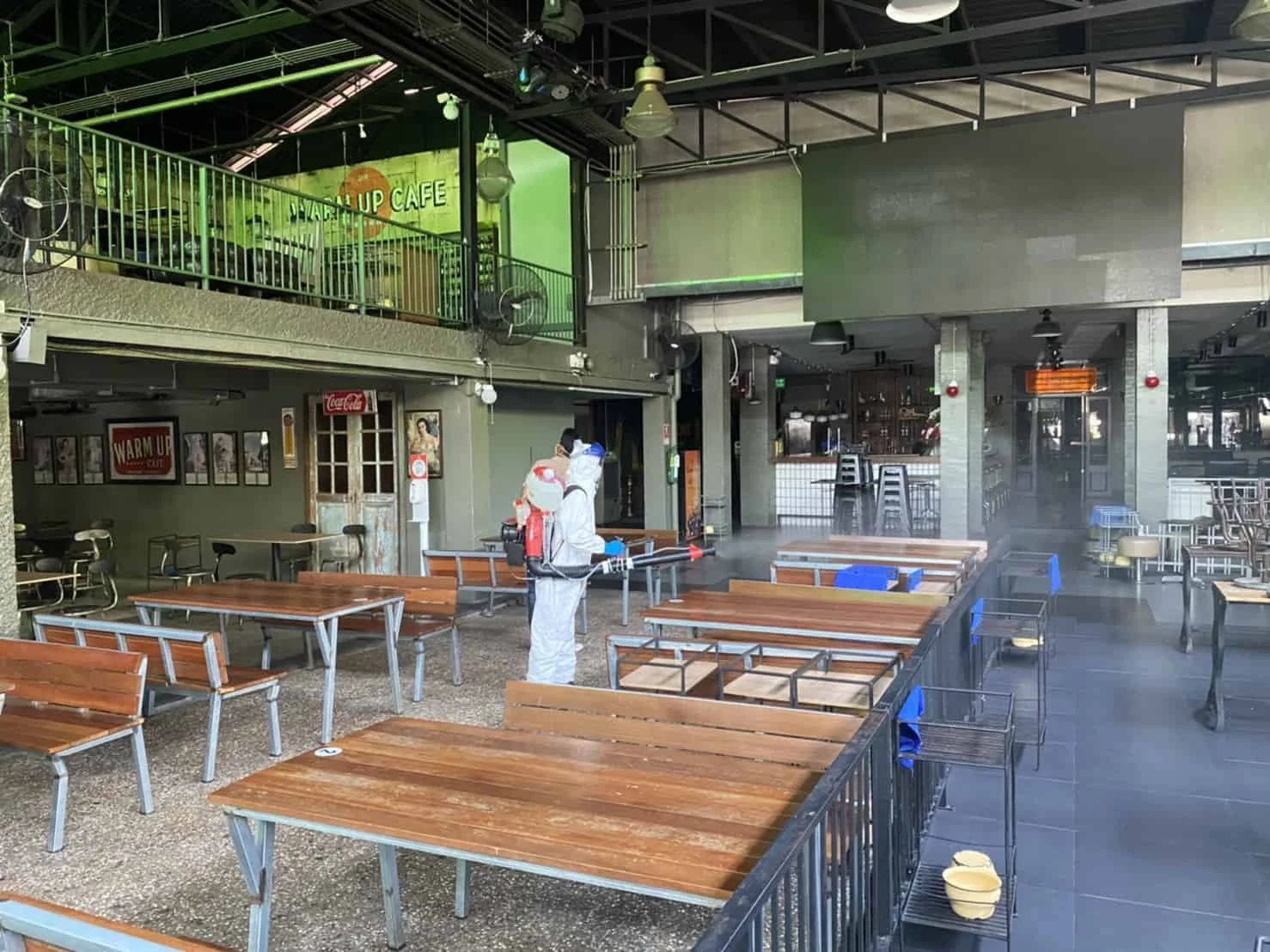 พ่นยาฆ่าเชื้อโควิด-19 ร้านวอร์มอัพคาเฟ่ พ่นยาฆ่าเชื้อโควิด-19 ร้านวอร์มอัพคาเฟ่