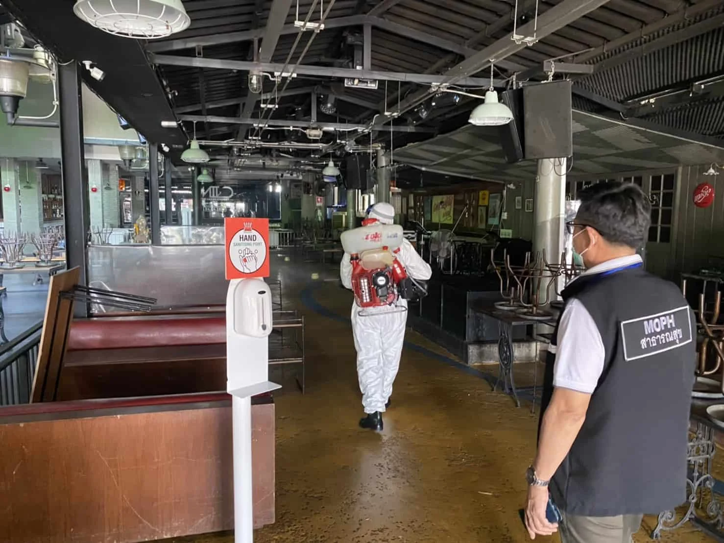 พ่นยาฆ่าเชื้อโควิด-19 ร้านวอร์มอัพคาเฟ่ พ่นยาฆ่าเชื้อโควิด-19 ร้านวอร์มอัพคาเฟ่