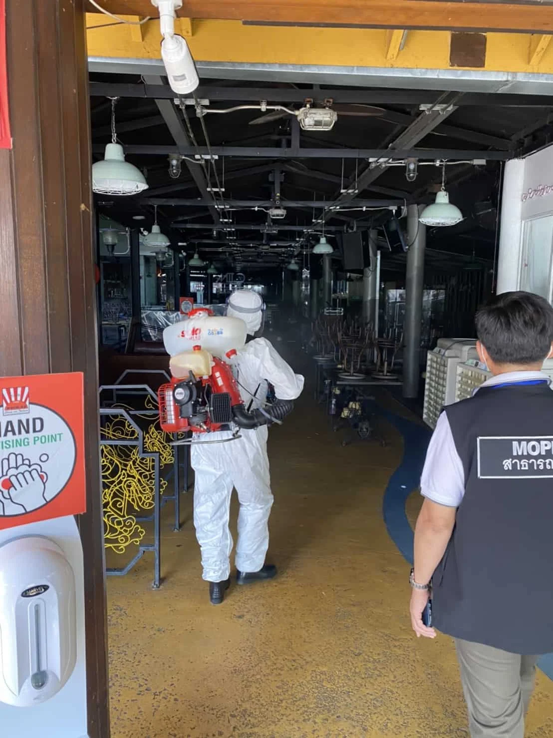 พ่นยาฆ่าเชื้อโควิด-19 ร้านวอร์มอัพคาเฟ่ พ่นยาฆ่าเชื้อโควิด-19 ร้านวอร์มอัพคาเฟ่