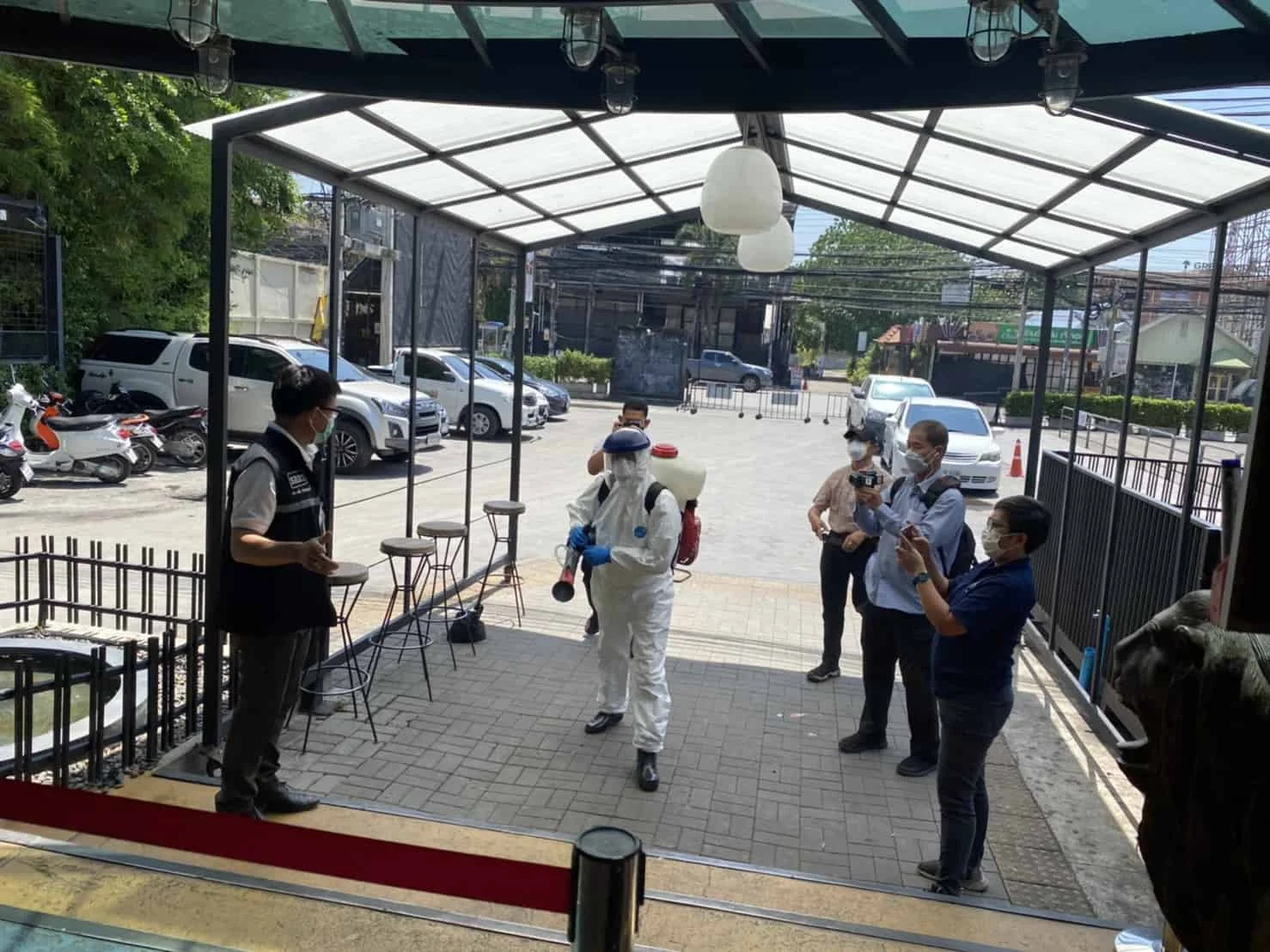 พ่นยาฆ่าเชื้อโควิด-19 ร้านวอร์มอัพคาเฟ่ พ่นยาฆ่าเชื้อโควิด-19 ร้านวอร์มอัพคาเฟ่