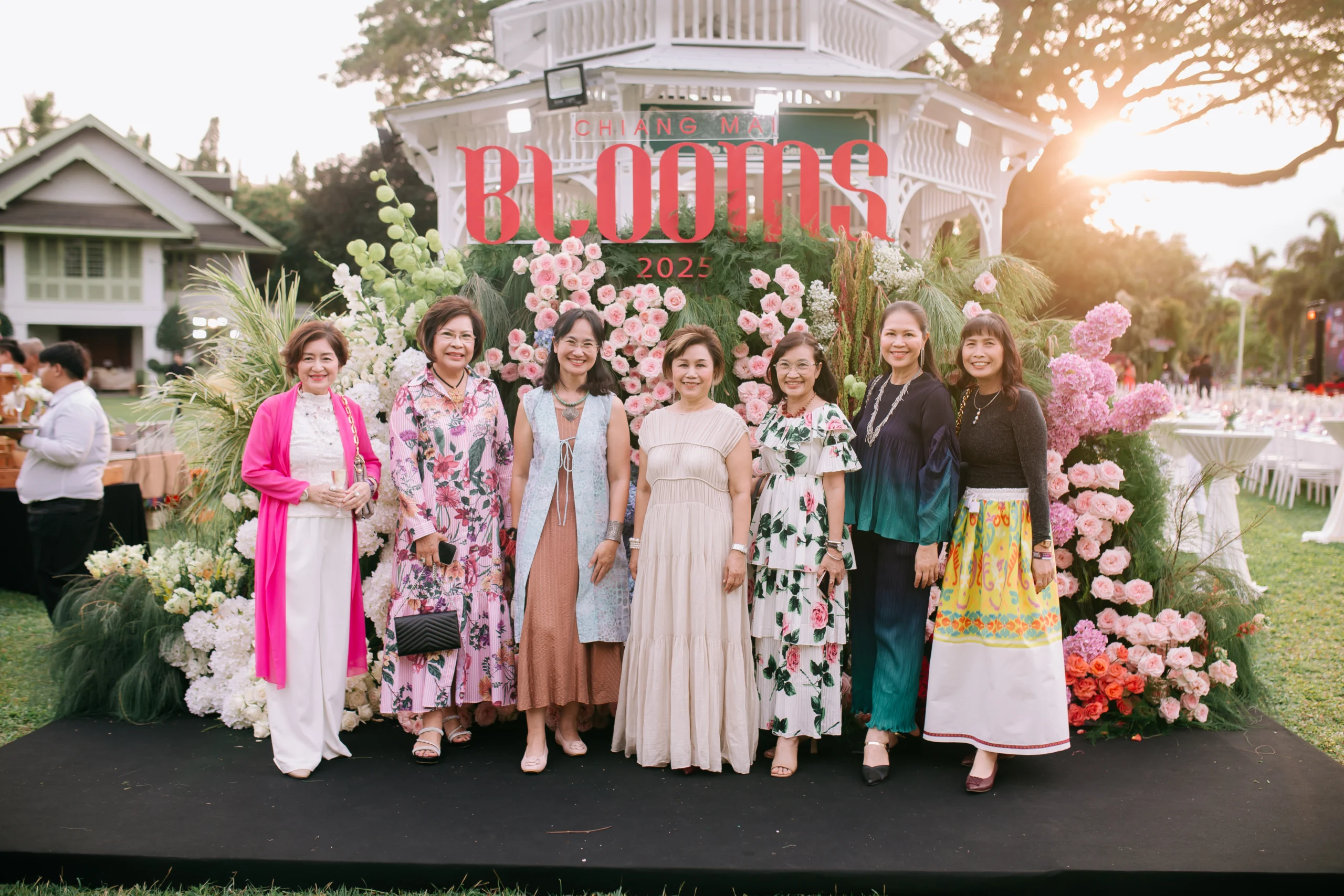 Chiang Mai Blooms Flowers on the Table ค่ำคืนแห่งความประทับใจ