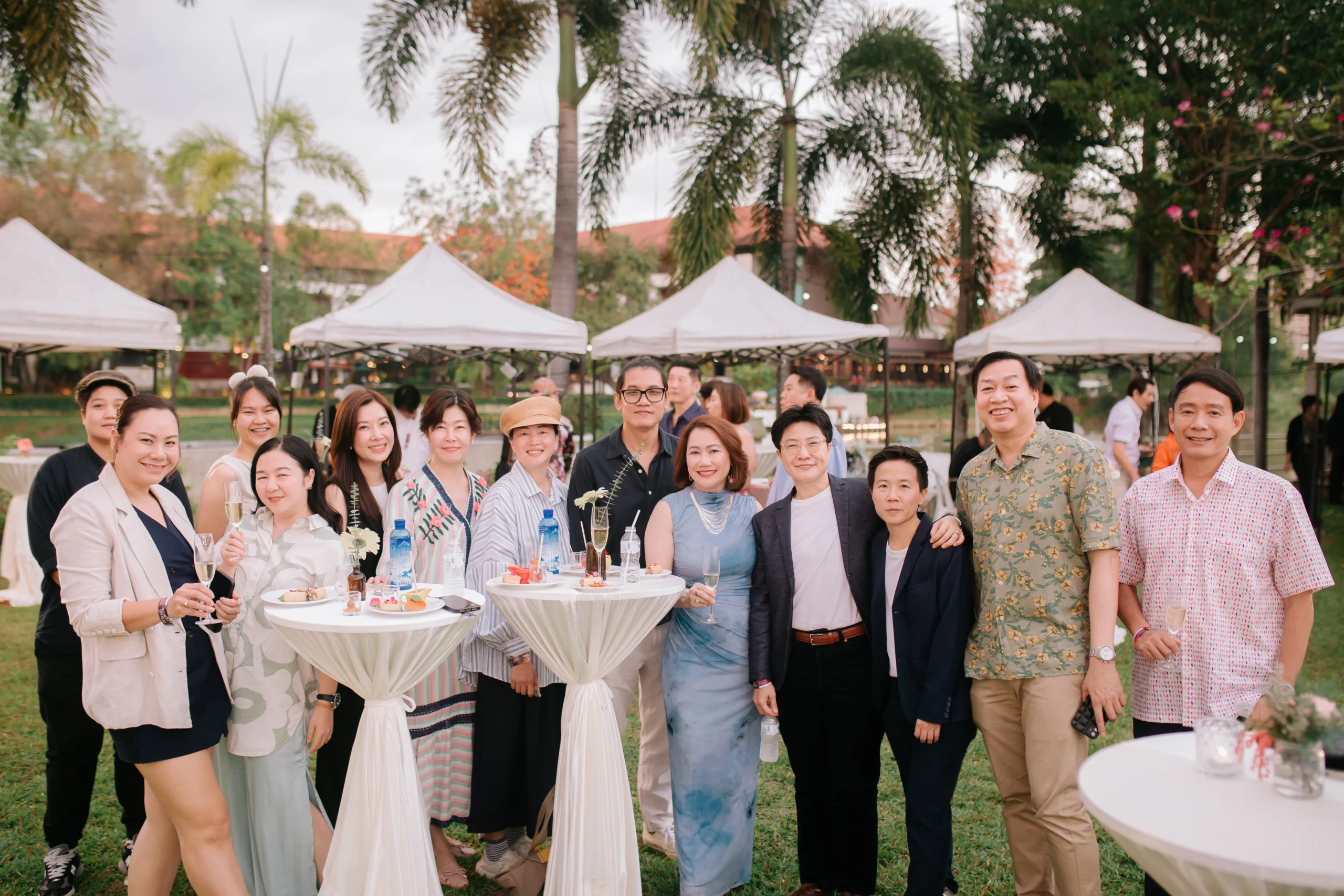 Chiang Mai Blooms Flowers on the Table ค่ำคืนแห่งความประทับใจ