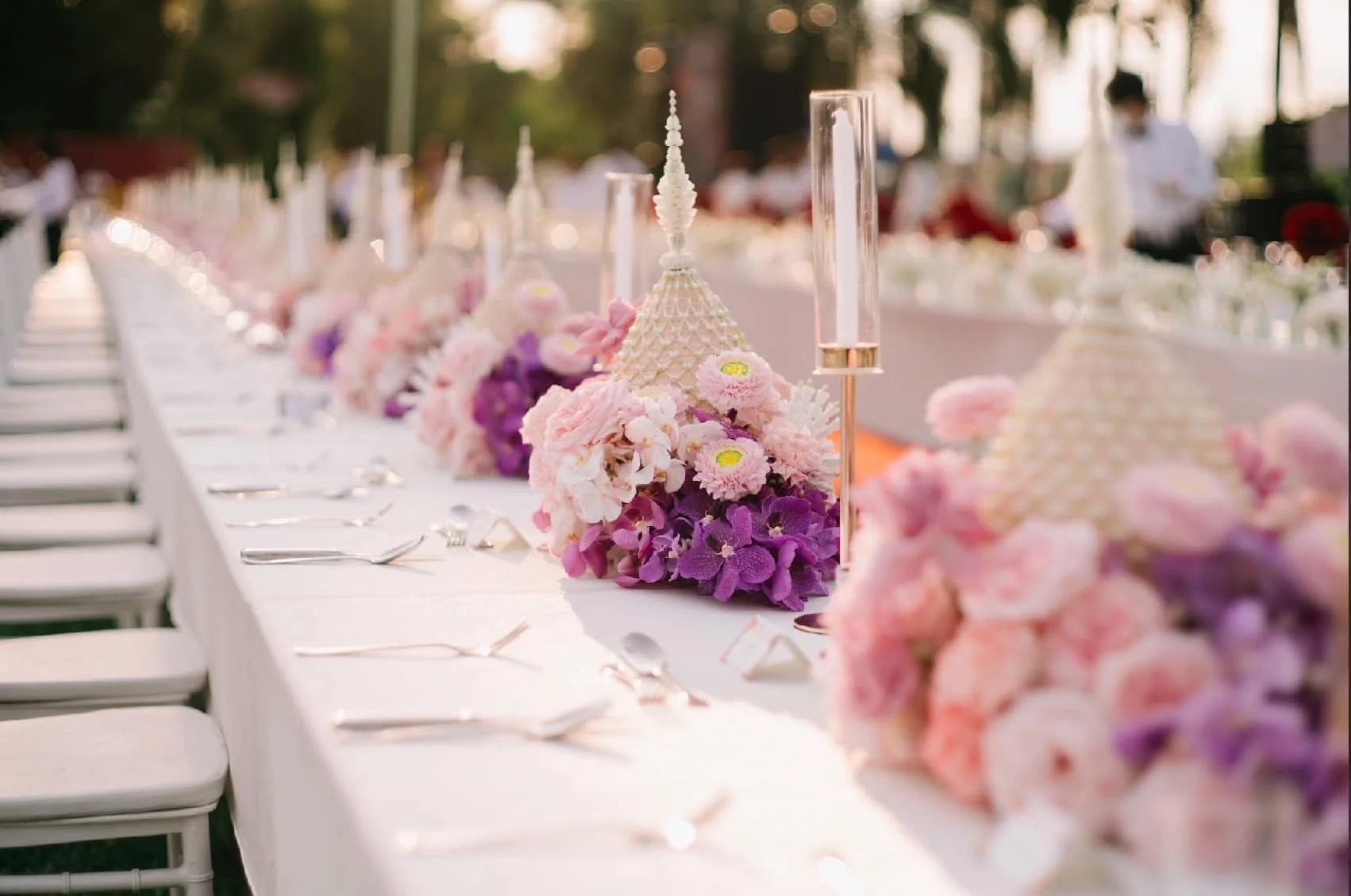 Chiang Mai Blooms Flowers on the Table ค่ำคืนแห่งความประทับใจ