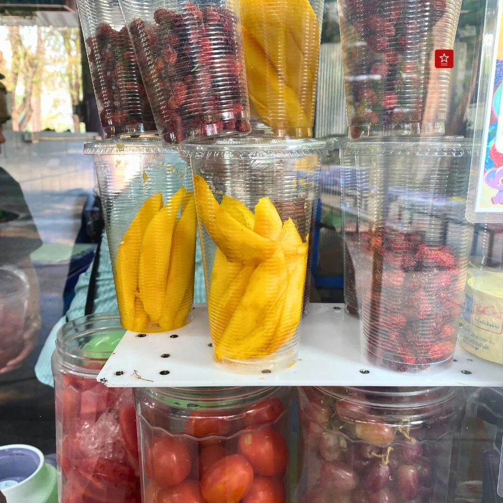 เมนูน้ำผลไม้ปั่นที่ร้านป้าติ๋มน้ำผลไม้ปั่นฝายหิน