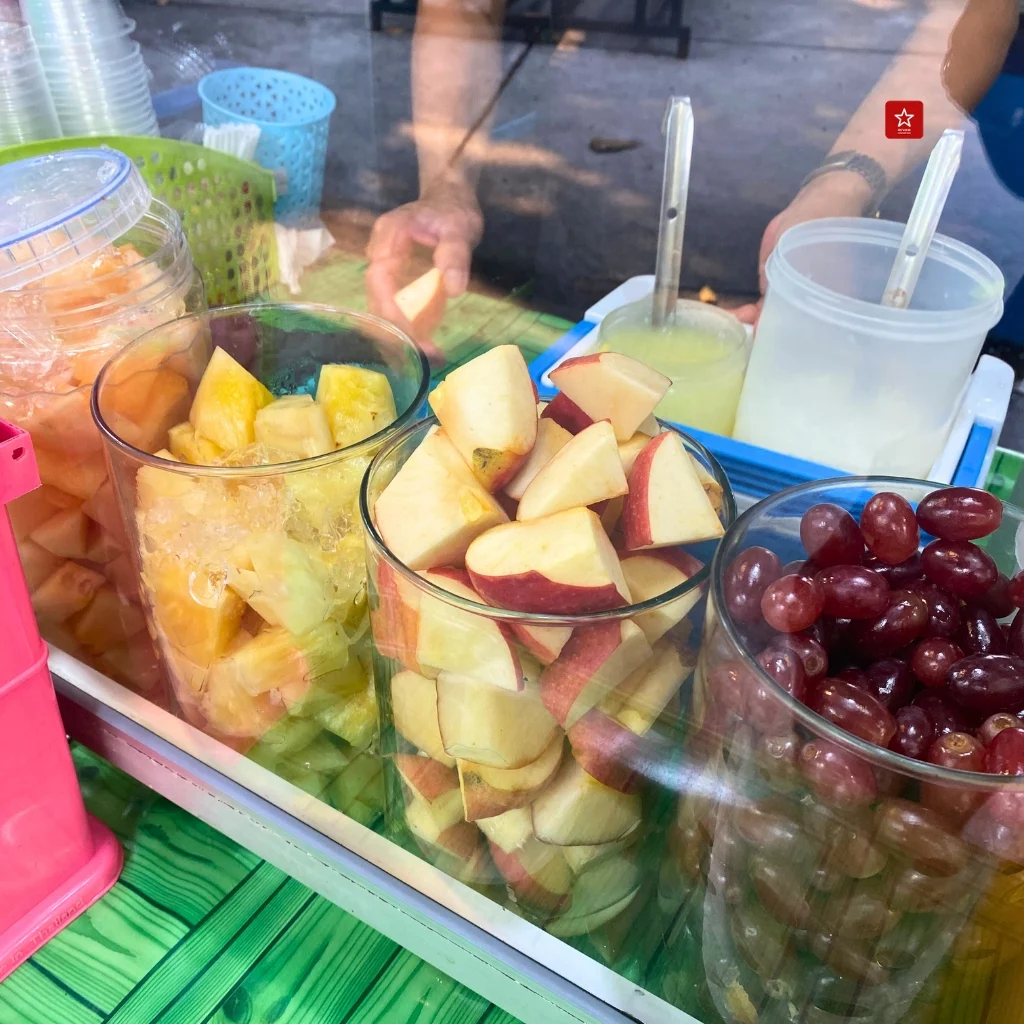 เมนูน้ำผลไม้ปั่นที่ร้านป้าติ๋มน้ำผลไม้ปั่นฝายหิน